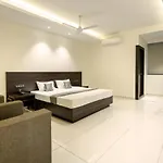 Hotel Paramount Suites & Service Apartments