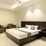 Hotel Paramount Suites & Service Apartments