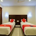Oyo 15909 The Traders Hotel