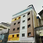 Oyo 15909 The Traders Hotel