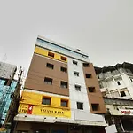 Oyo 15909 The Traders Hotel