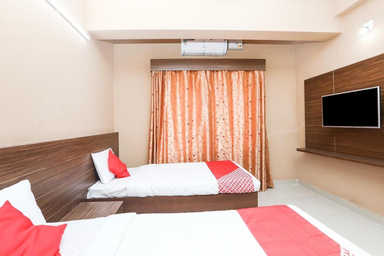 Oyo 17106 Royal 3*