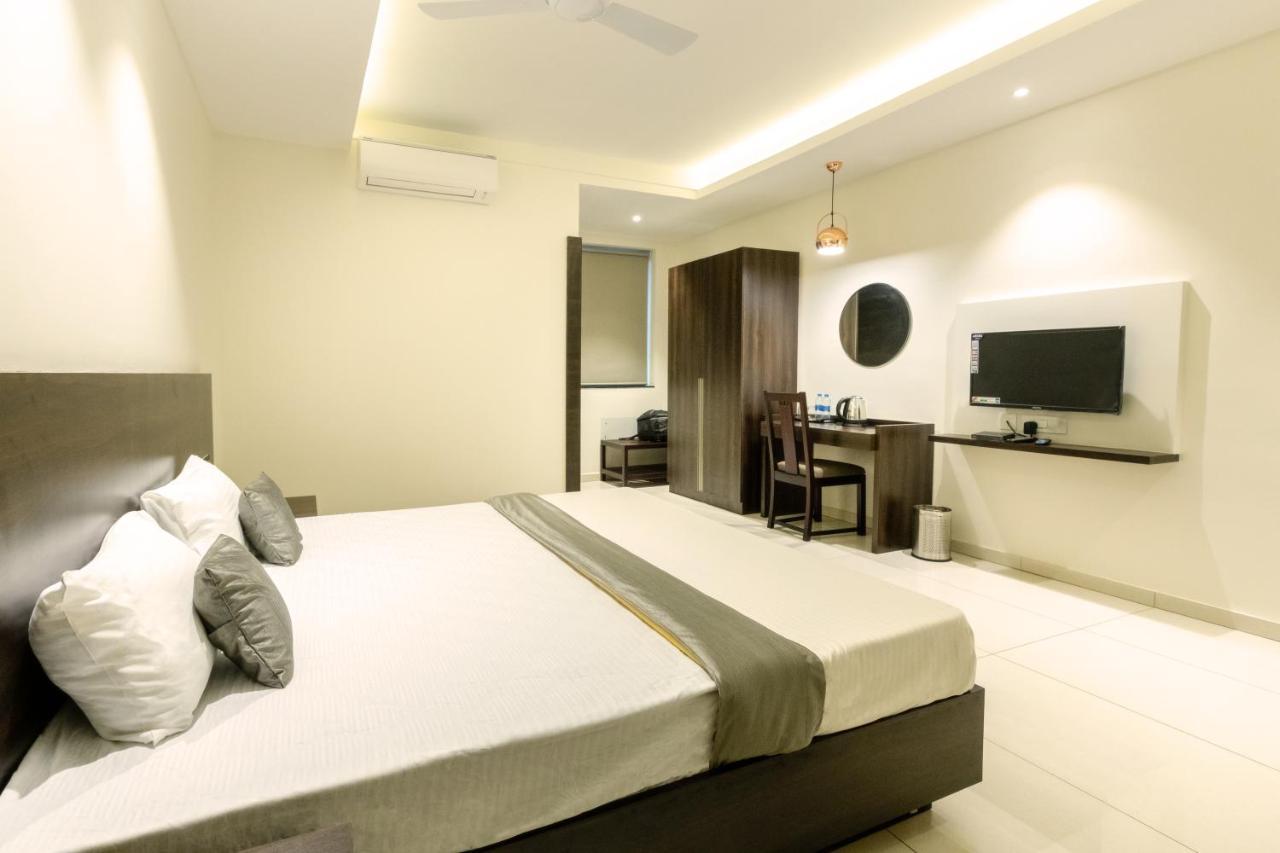 Hotel Paramount & Service