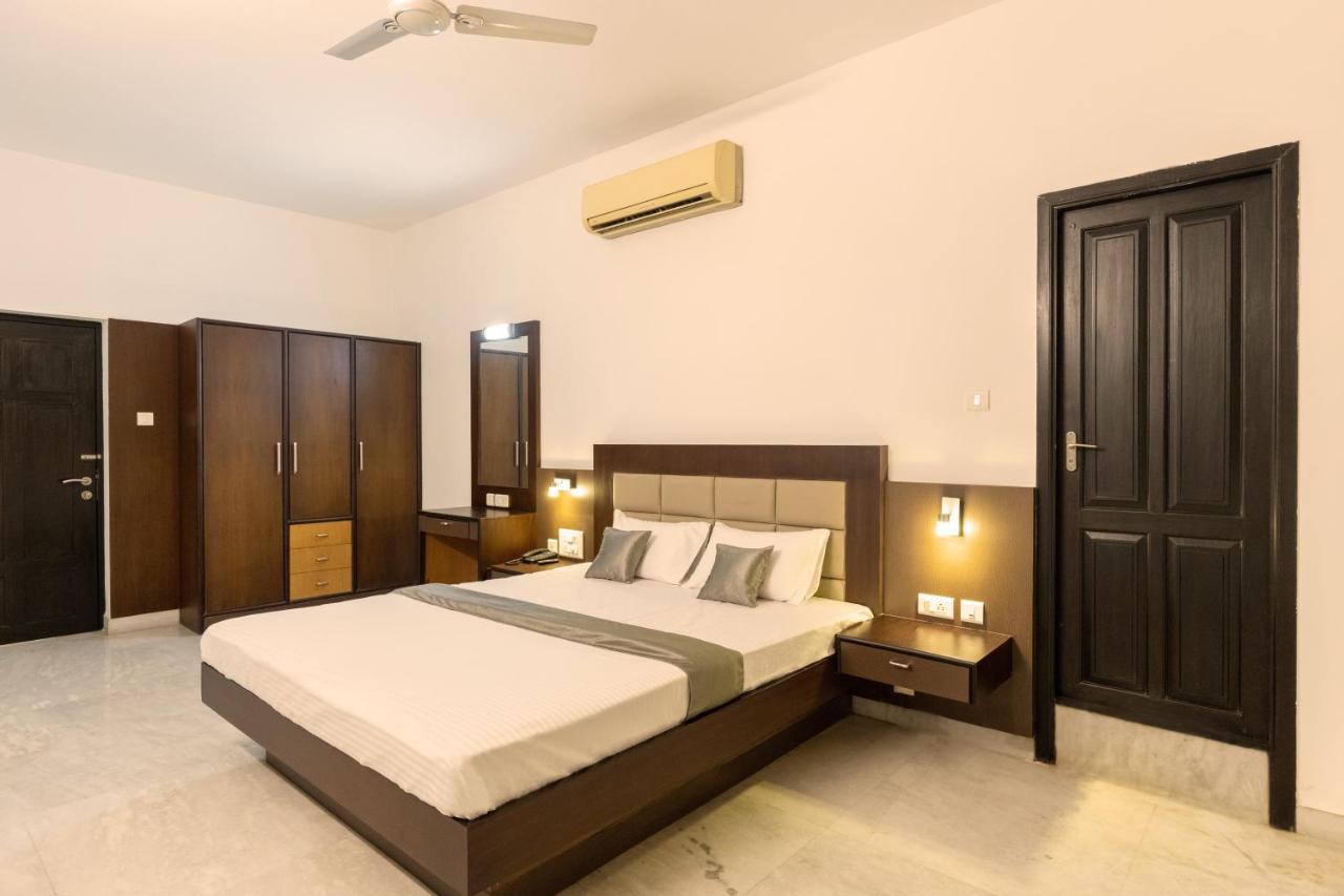 Paramount & Service Hotel *