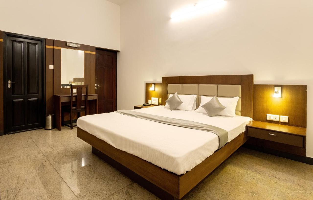 Paramount & Service Hotel Mangalore