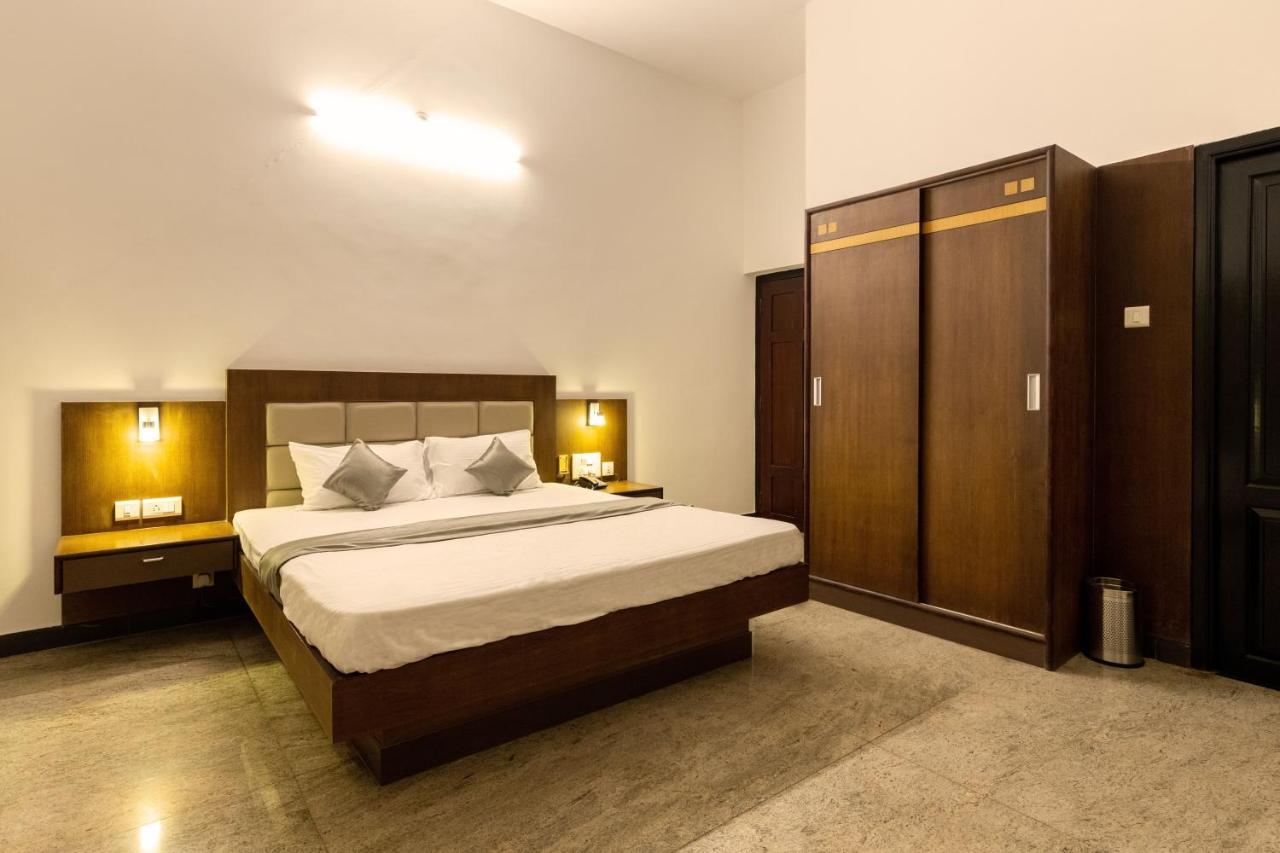 Paramount & Service Hotel *