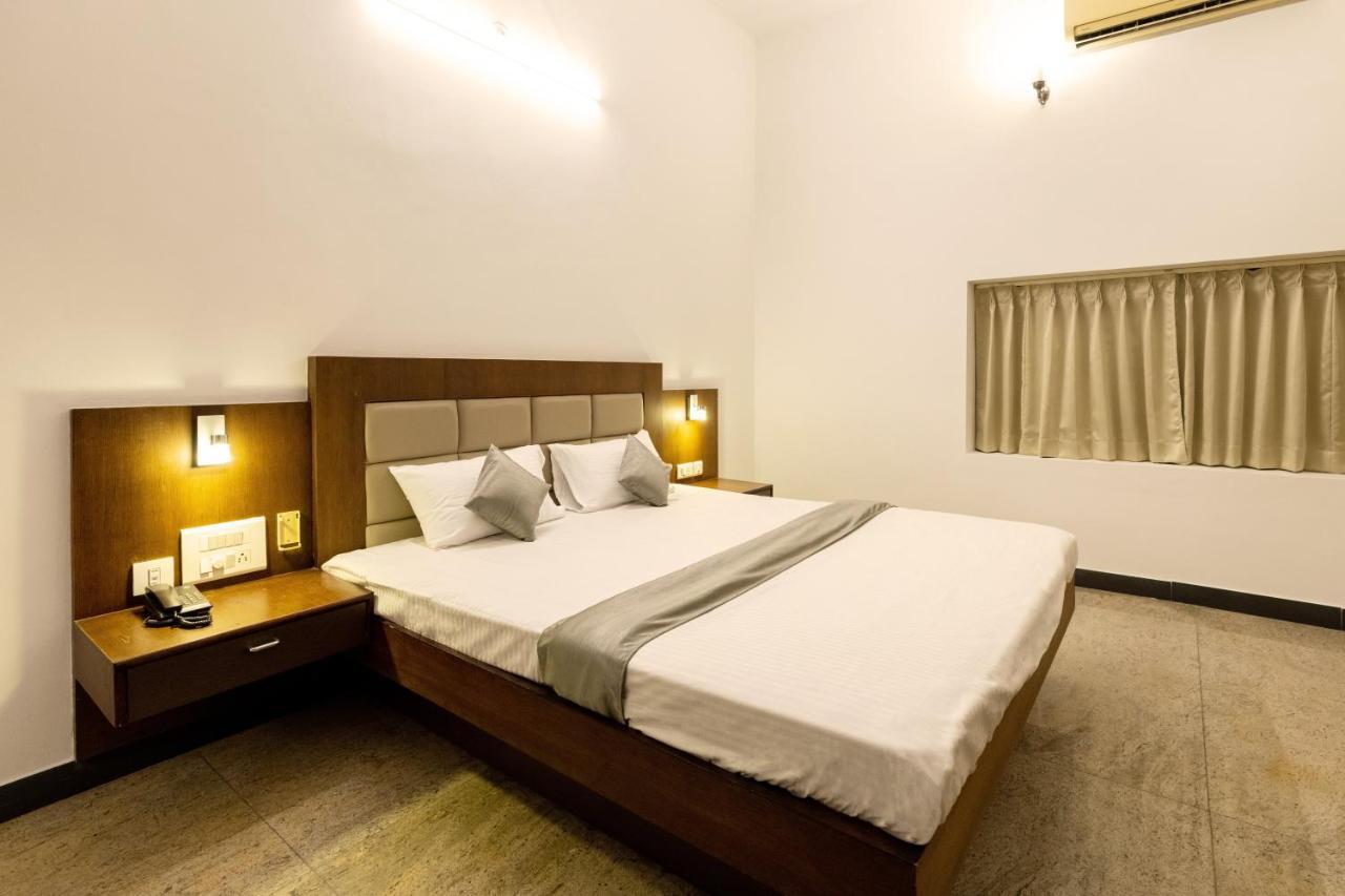 Paramount & Service Hotel *
