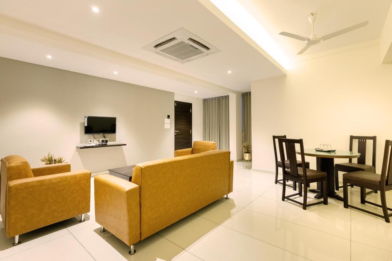 Hotel Paramount & Service *