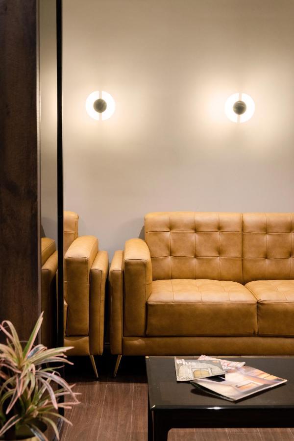 Paramount & Service Hotel