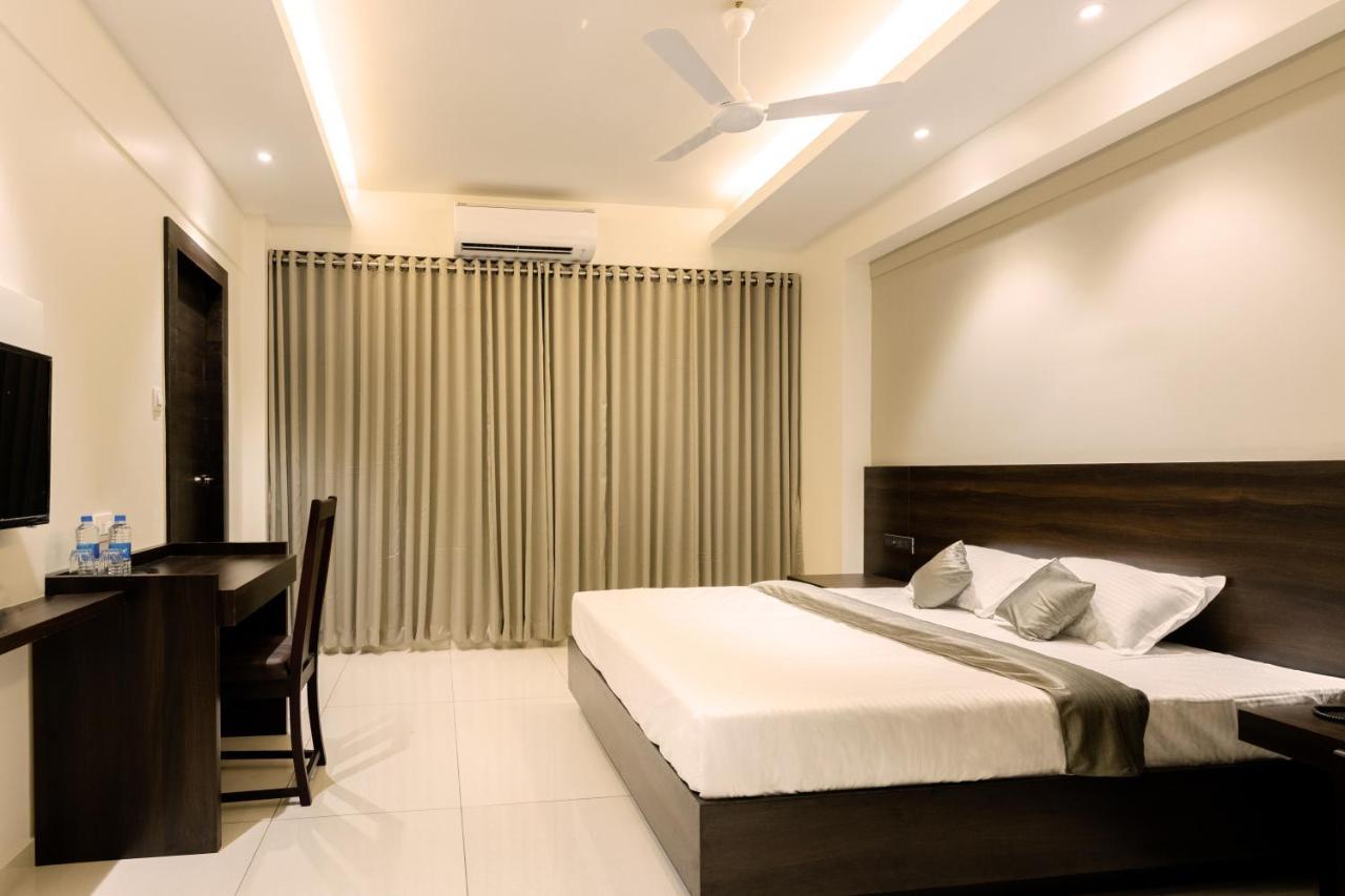 Paramount & Service Hotel Mangalore