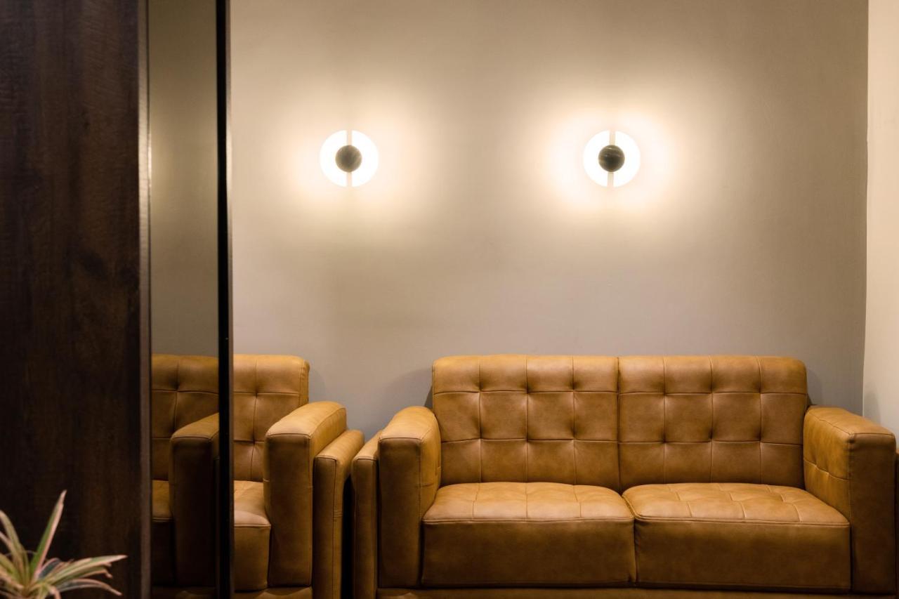 Paramount & Service Hotel *