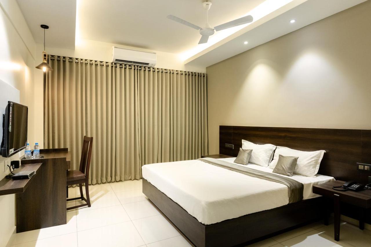 Hotel Paramount & Service