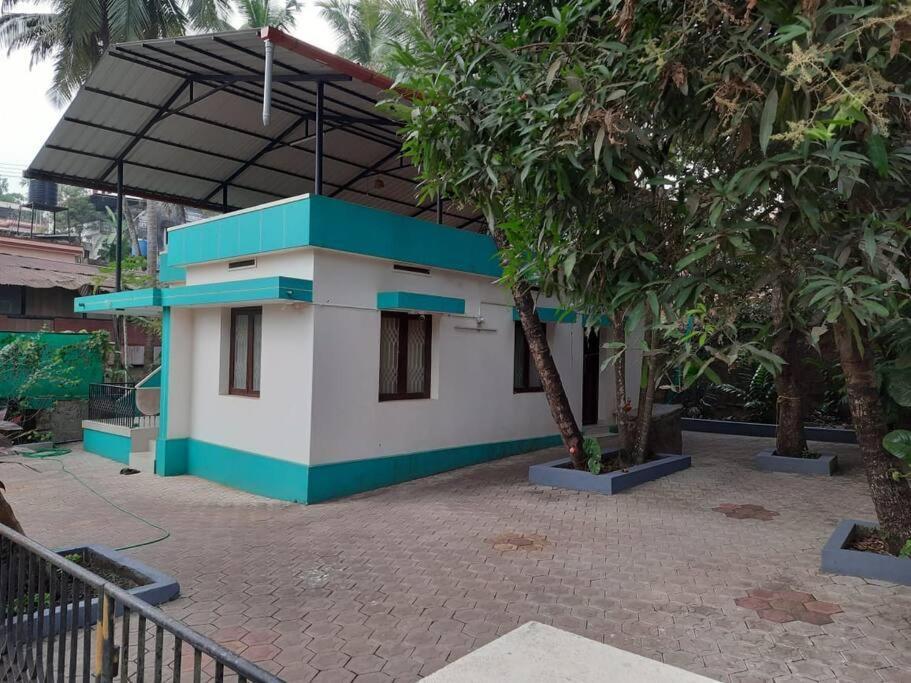 2 Bhk House, On Premise Parking, Upto 10 Guests Holiday home *
