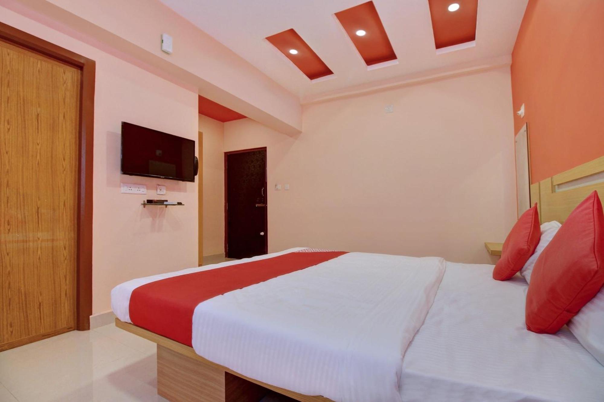 Hotel Collection O 13489 Garuda Comforts