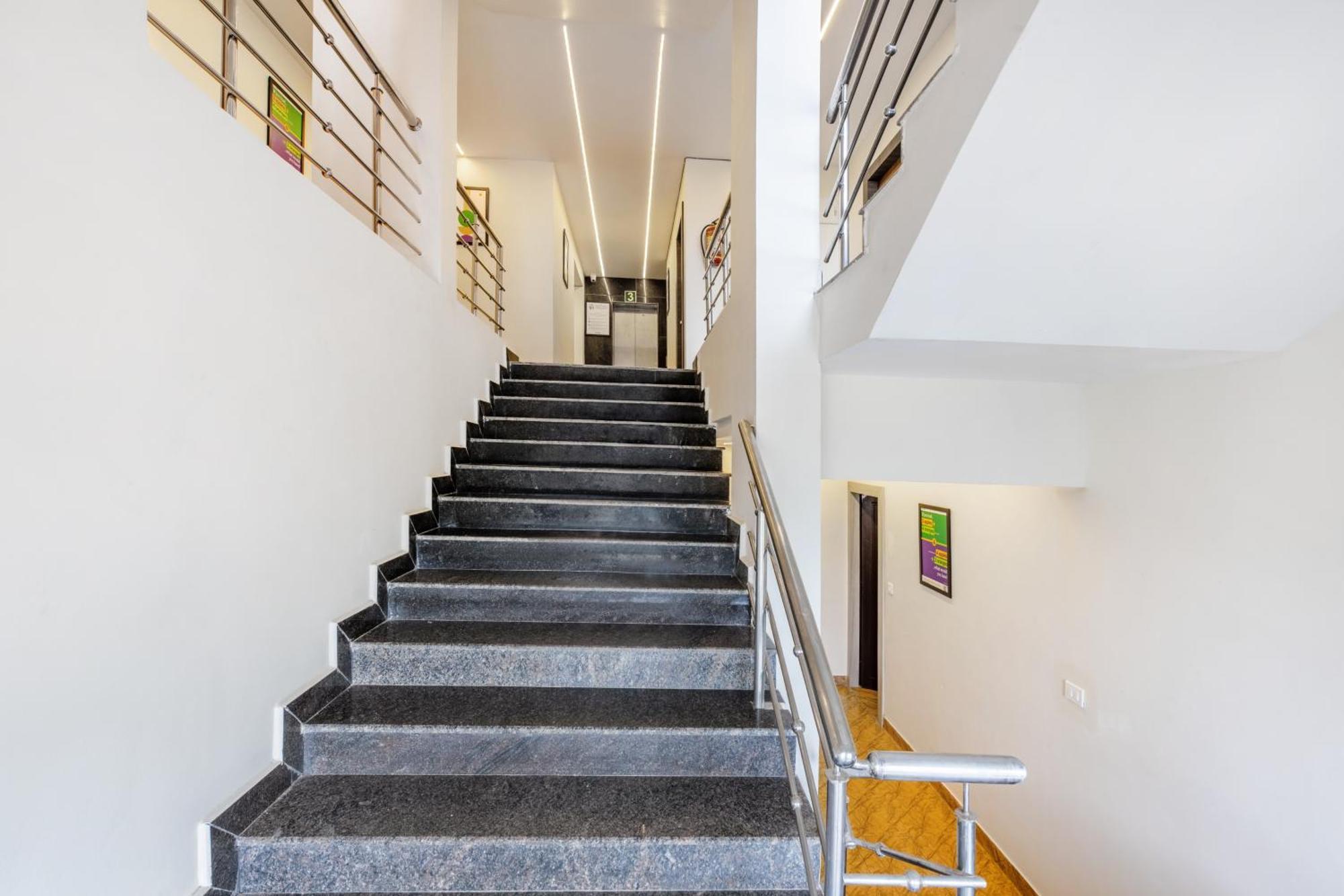 Hotel Treebo Sky Grand, 5 Min From Airport 3*