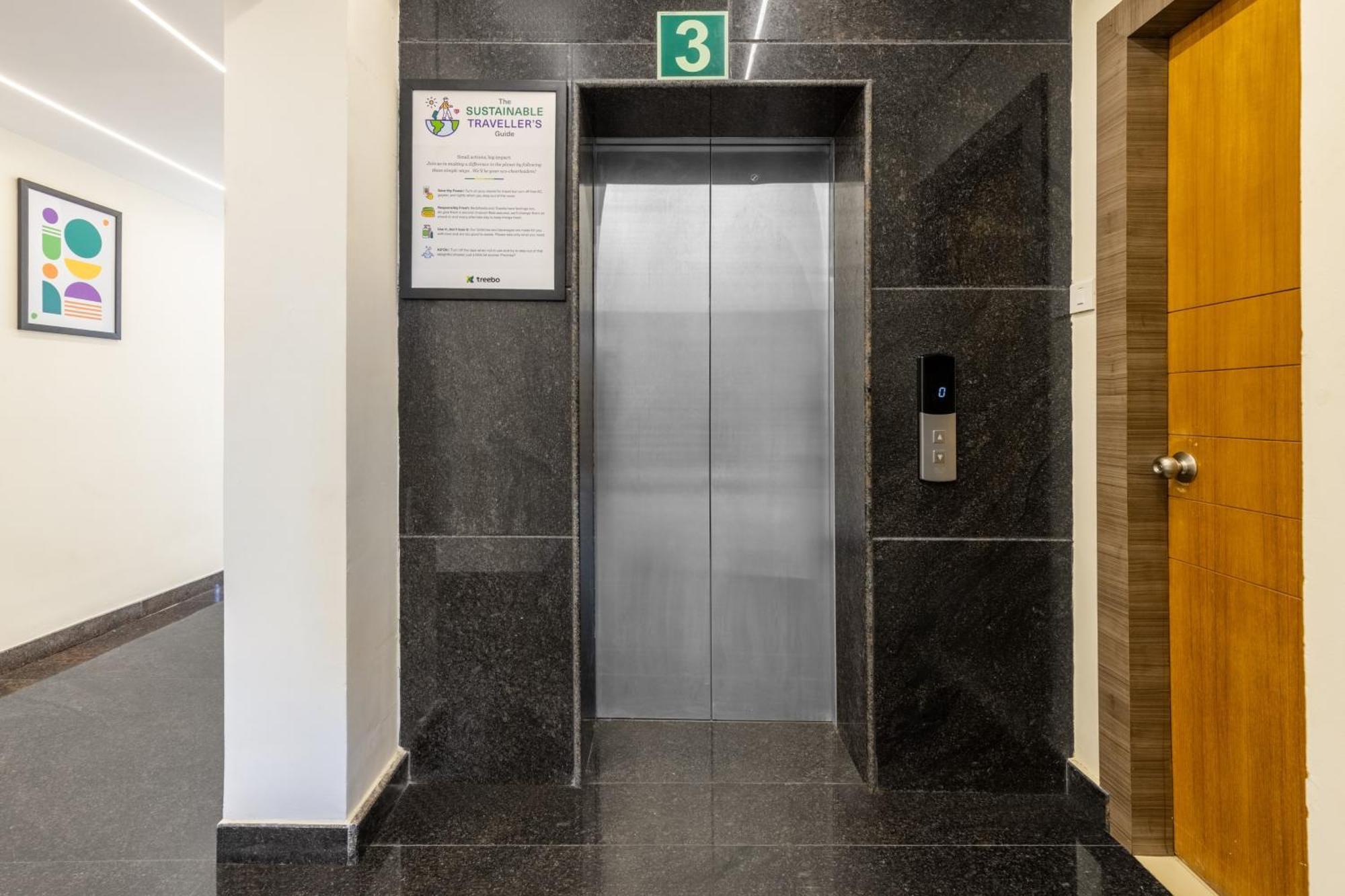 Hotel Treebo Sky Grand, 5 Min From Airport