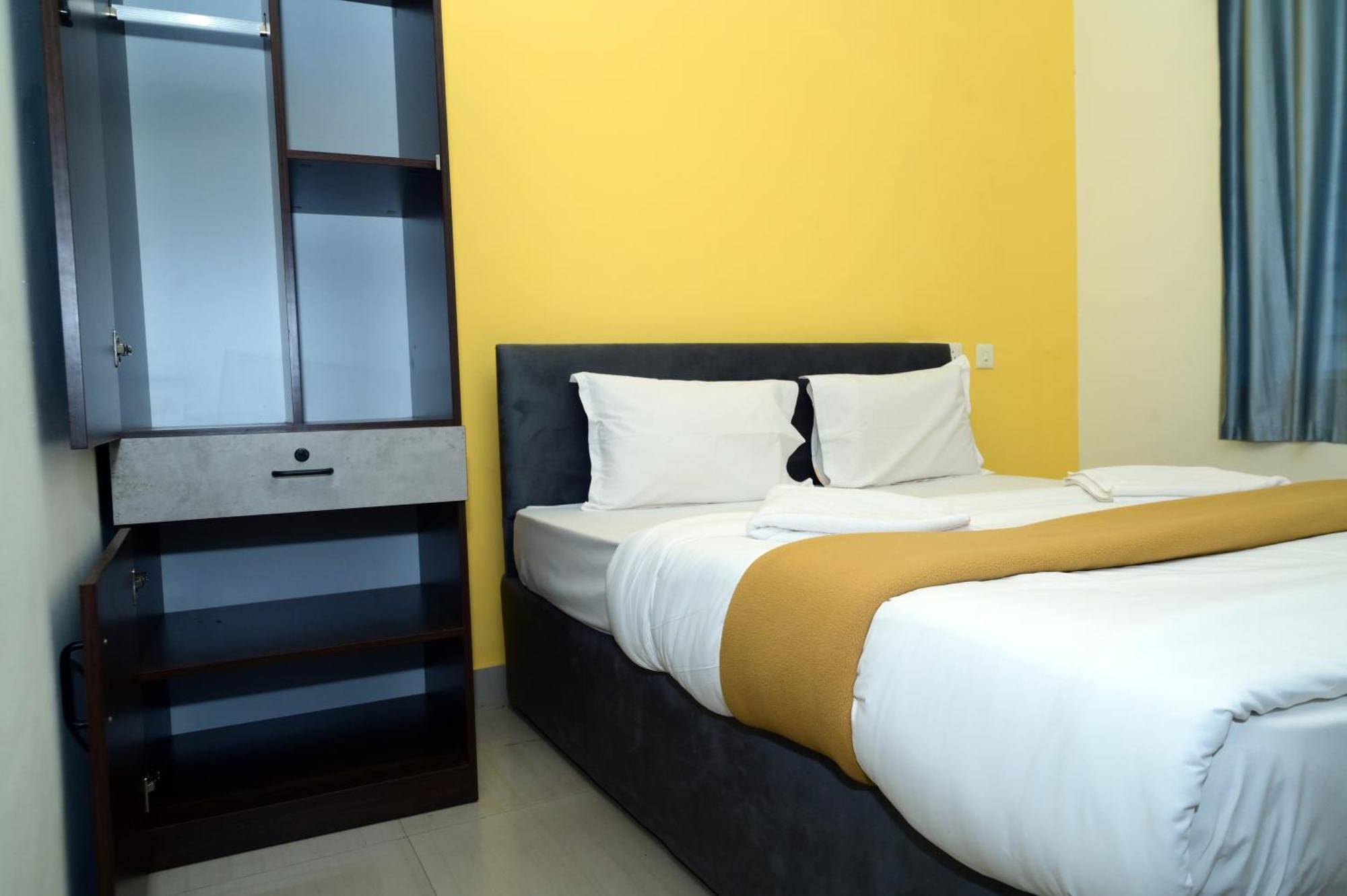 Aradhya Deralakatte Hotel