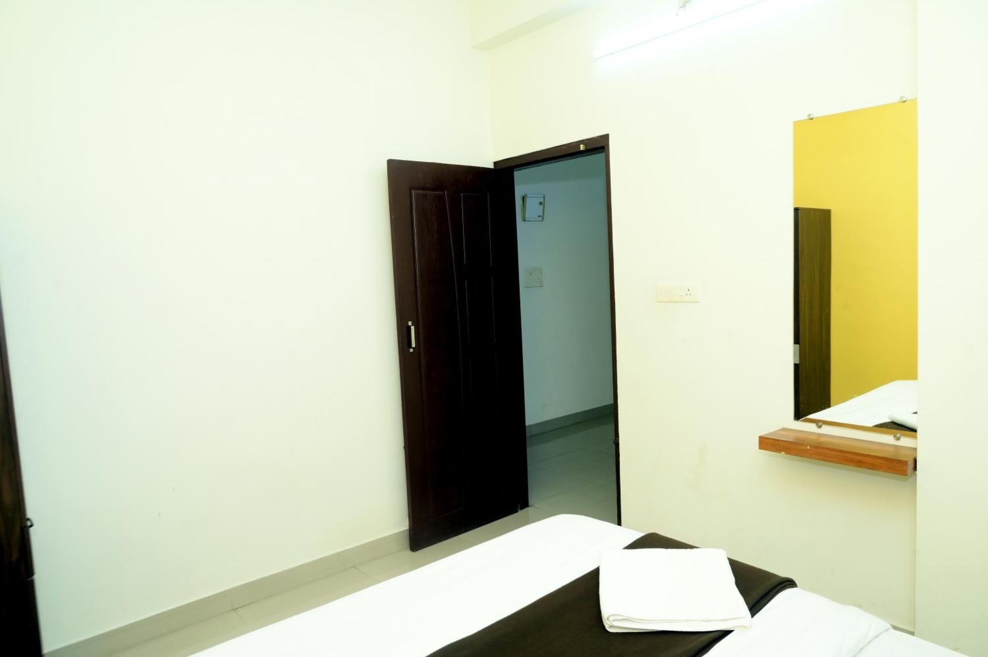 Aradhya Deralakatte Hotel Mangalore