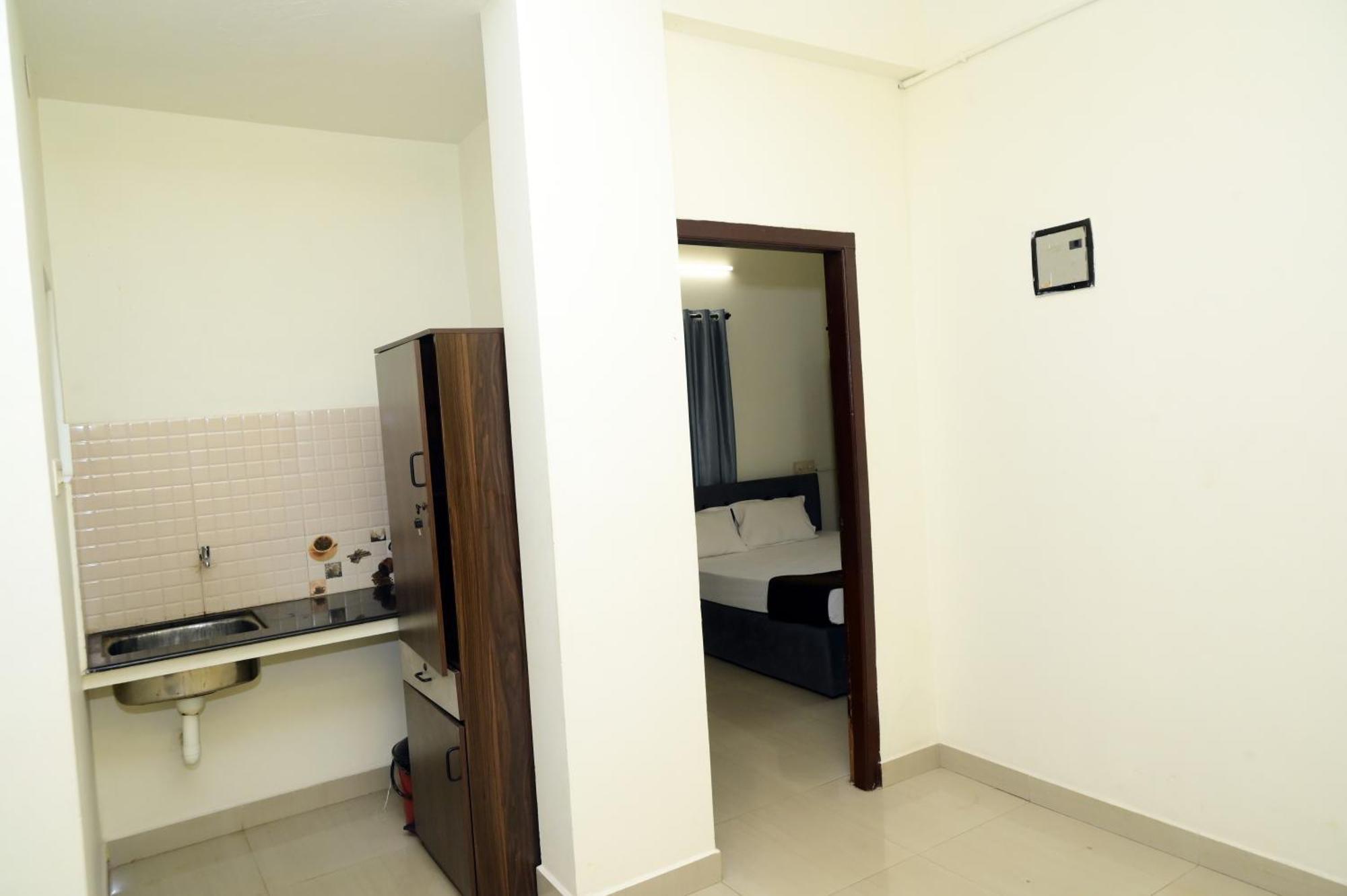 Aradhya Deralakatte Hotel Mangalore