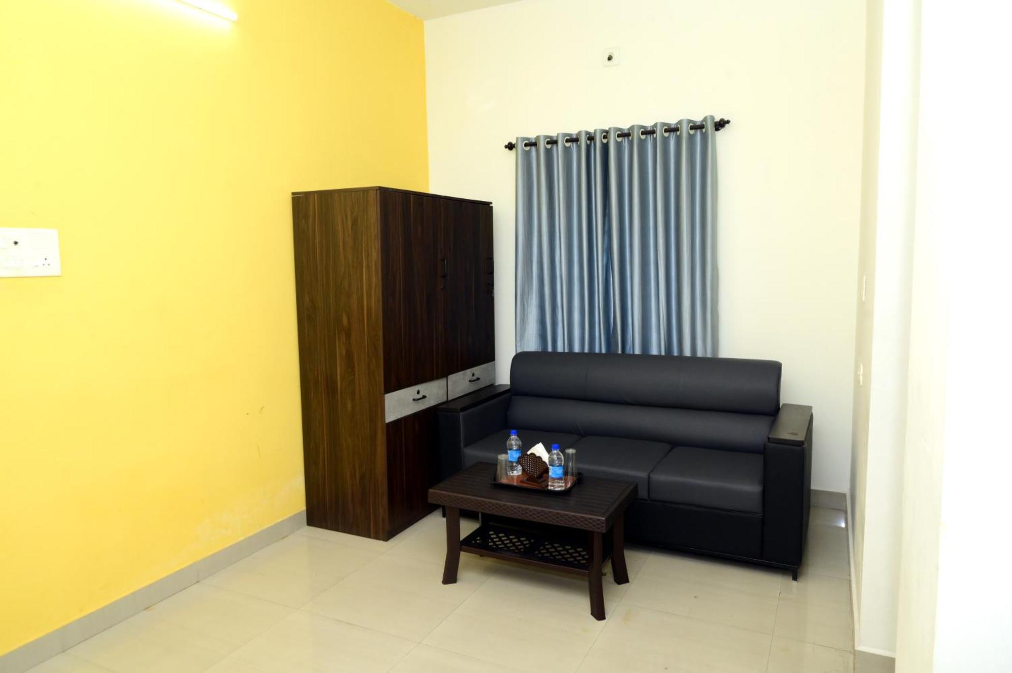 Aradhya Deralakatte Hotel