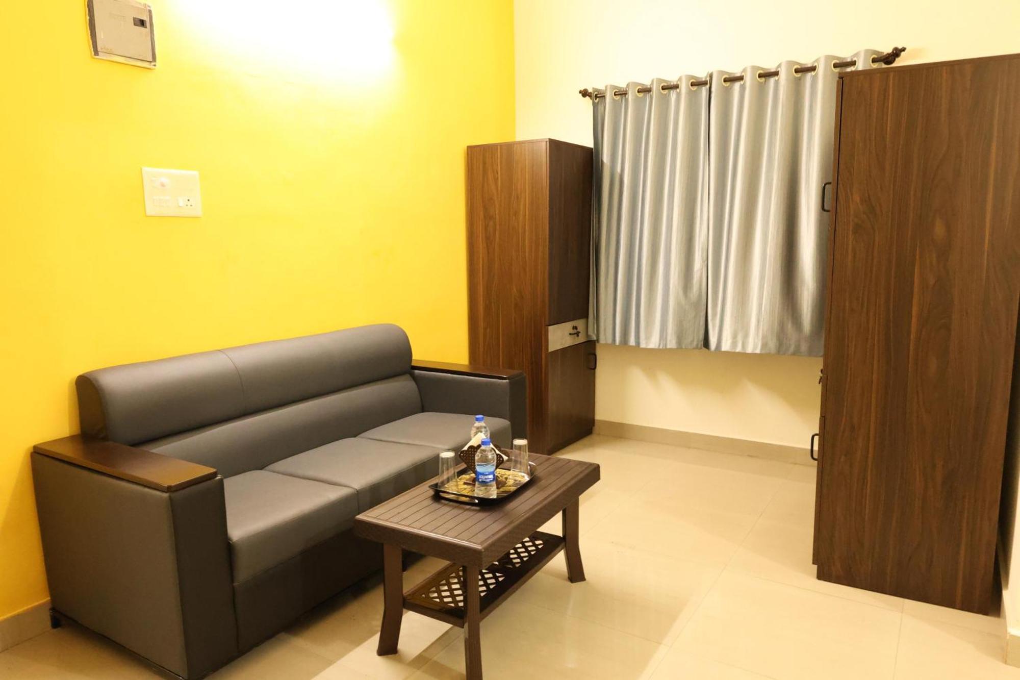Aradhya Deralakatte Hotel 2*
