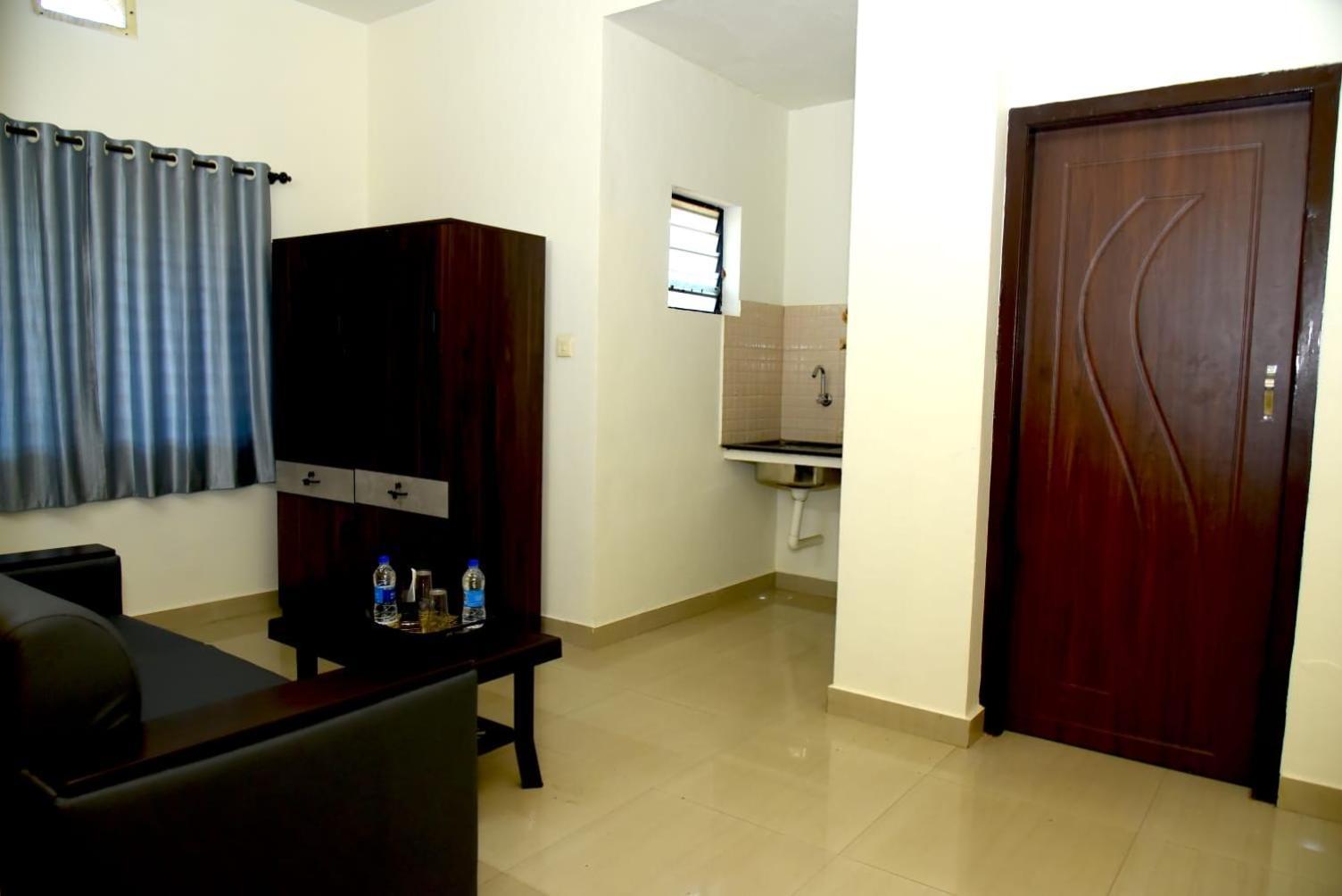 Aradhya Deralakatte Hotel