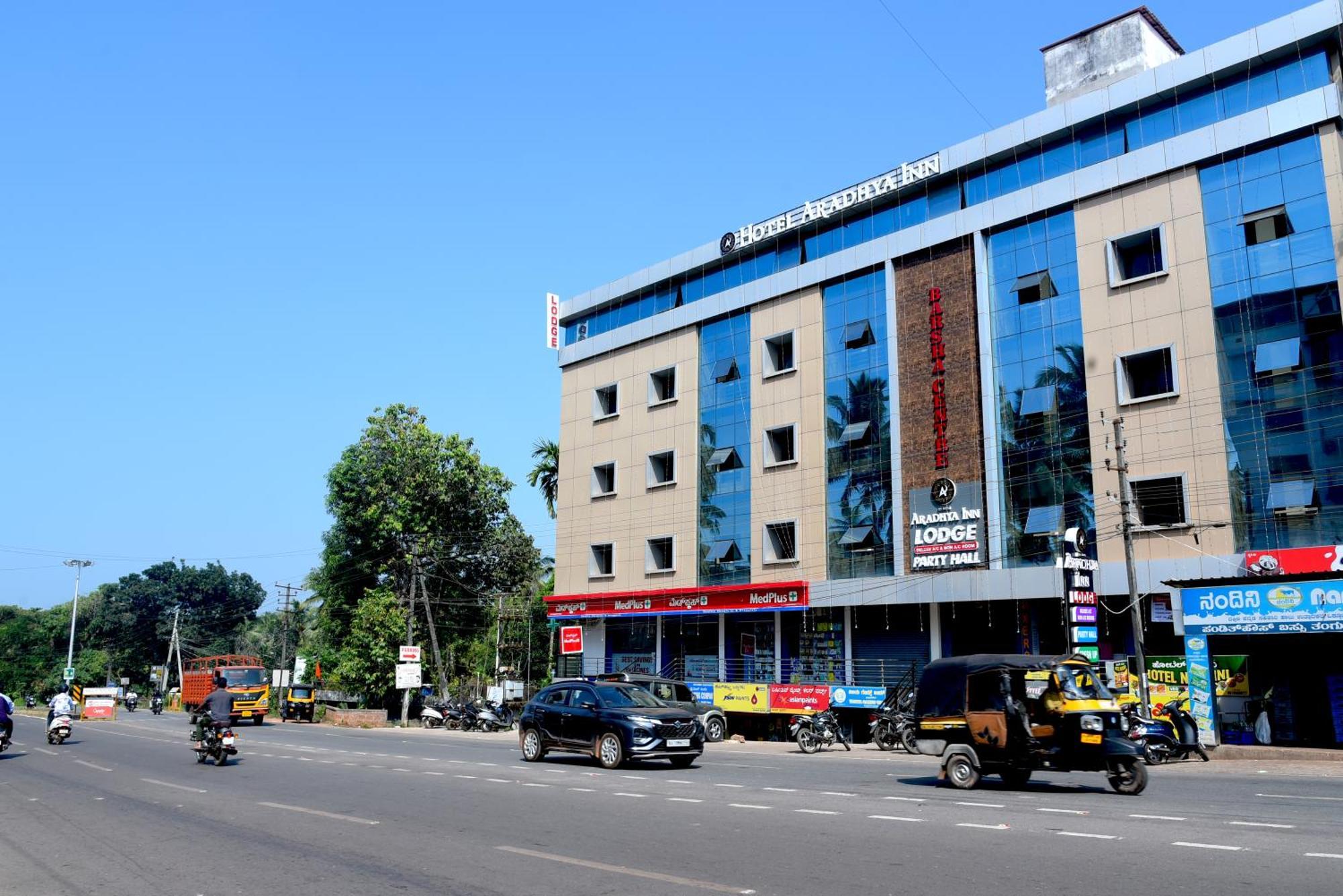Aradhya Deralakatte Hotel 2*