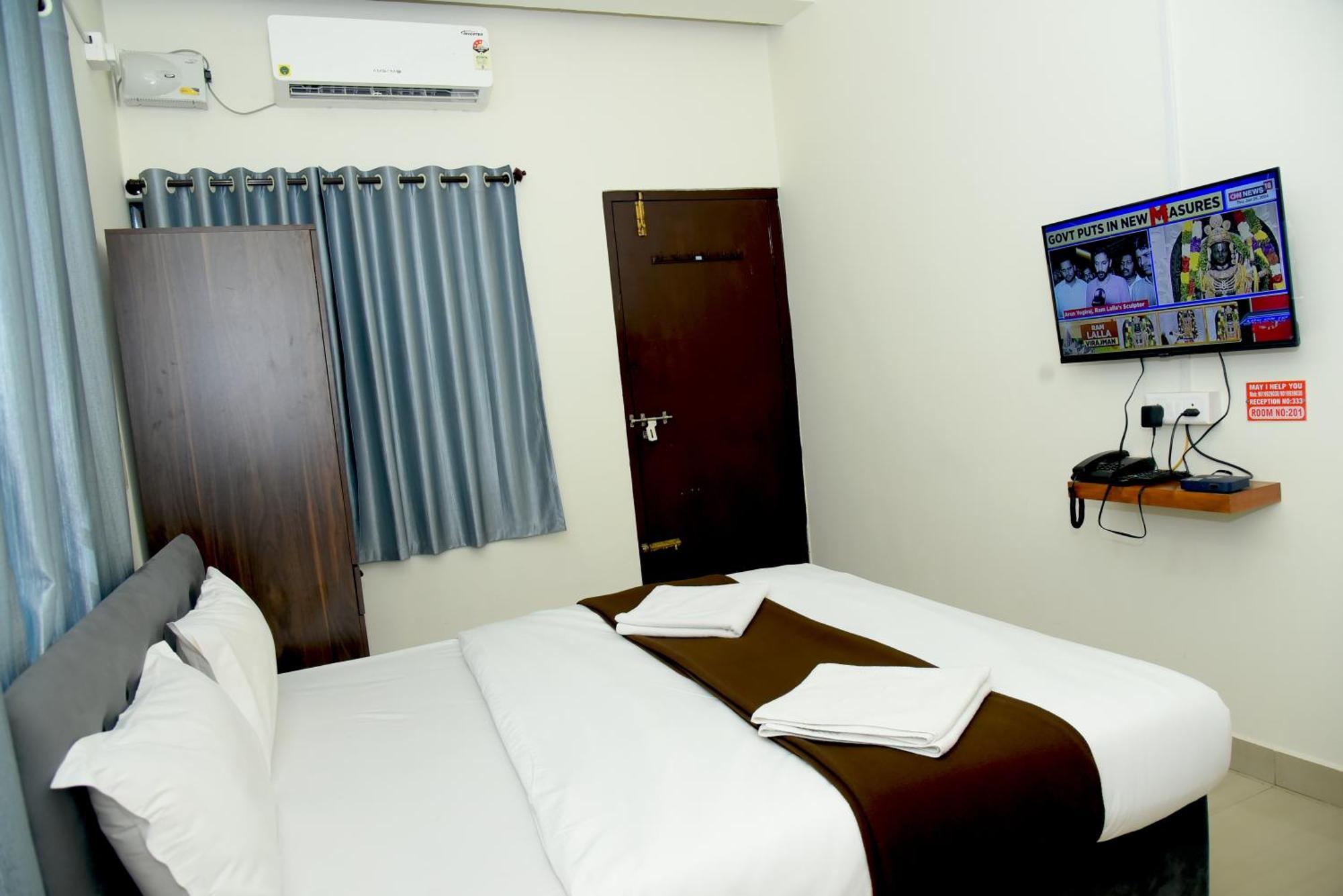 Aradhya Deralakatte Hotel