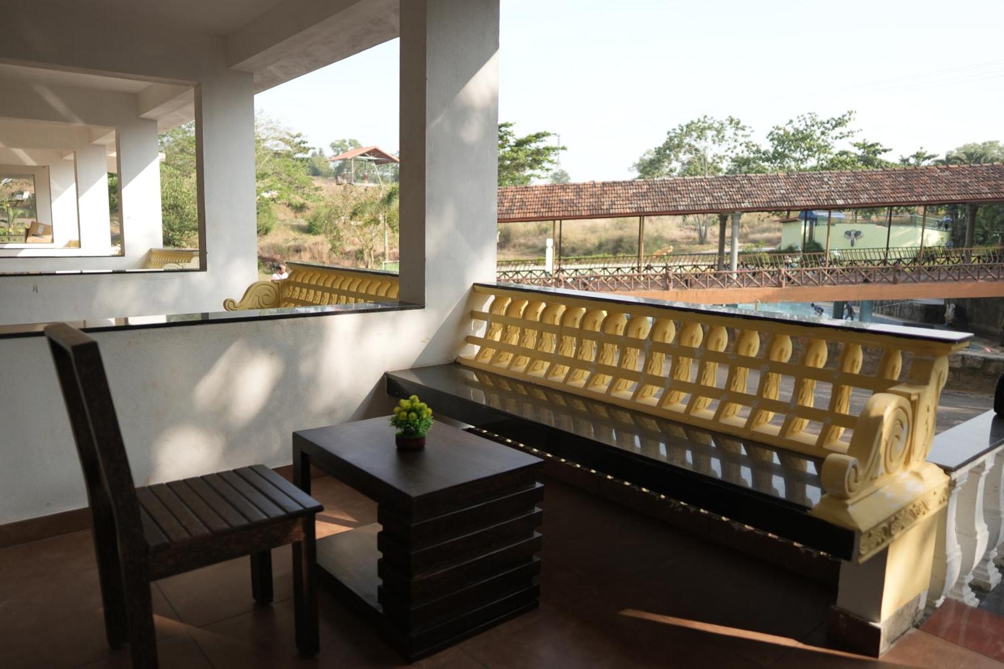 Hotel Manasa Water Park And *