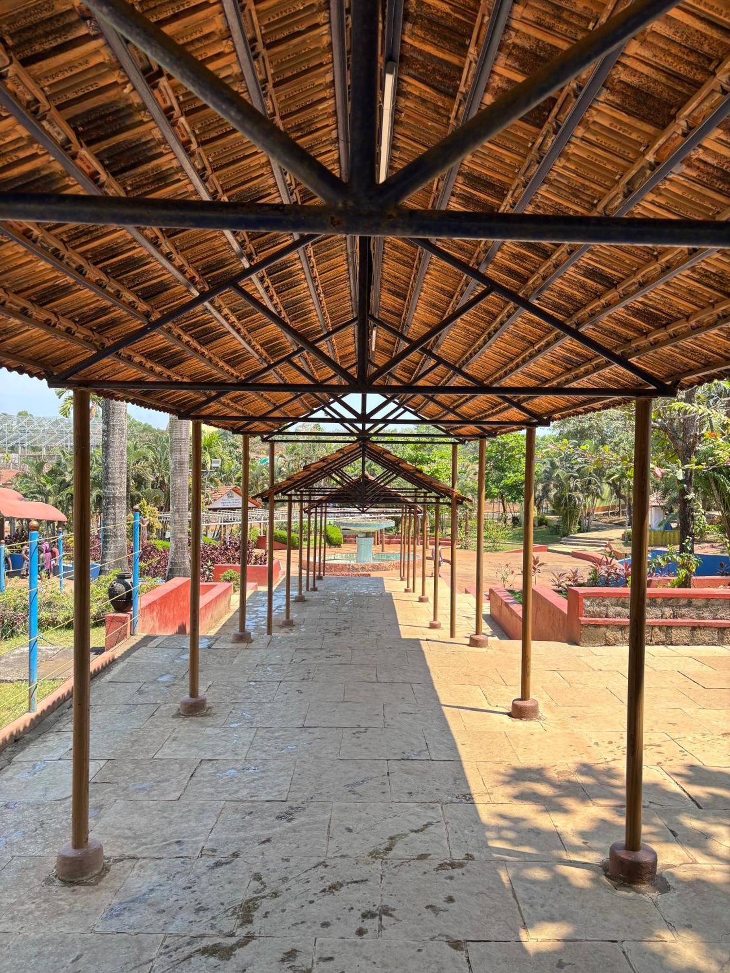 Hotel Manasa Water Park And *