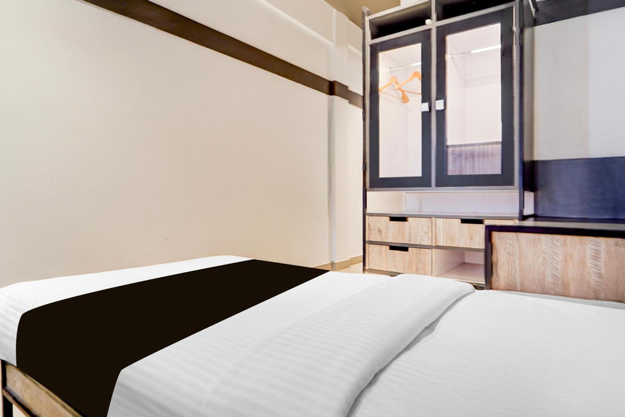 Super Townhouse Oak Hotel