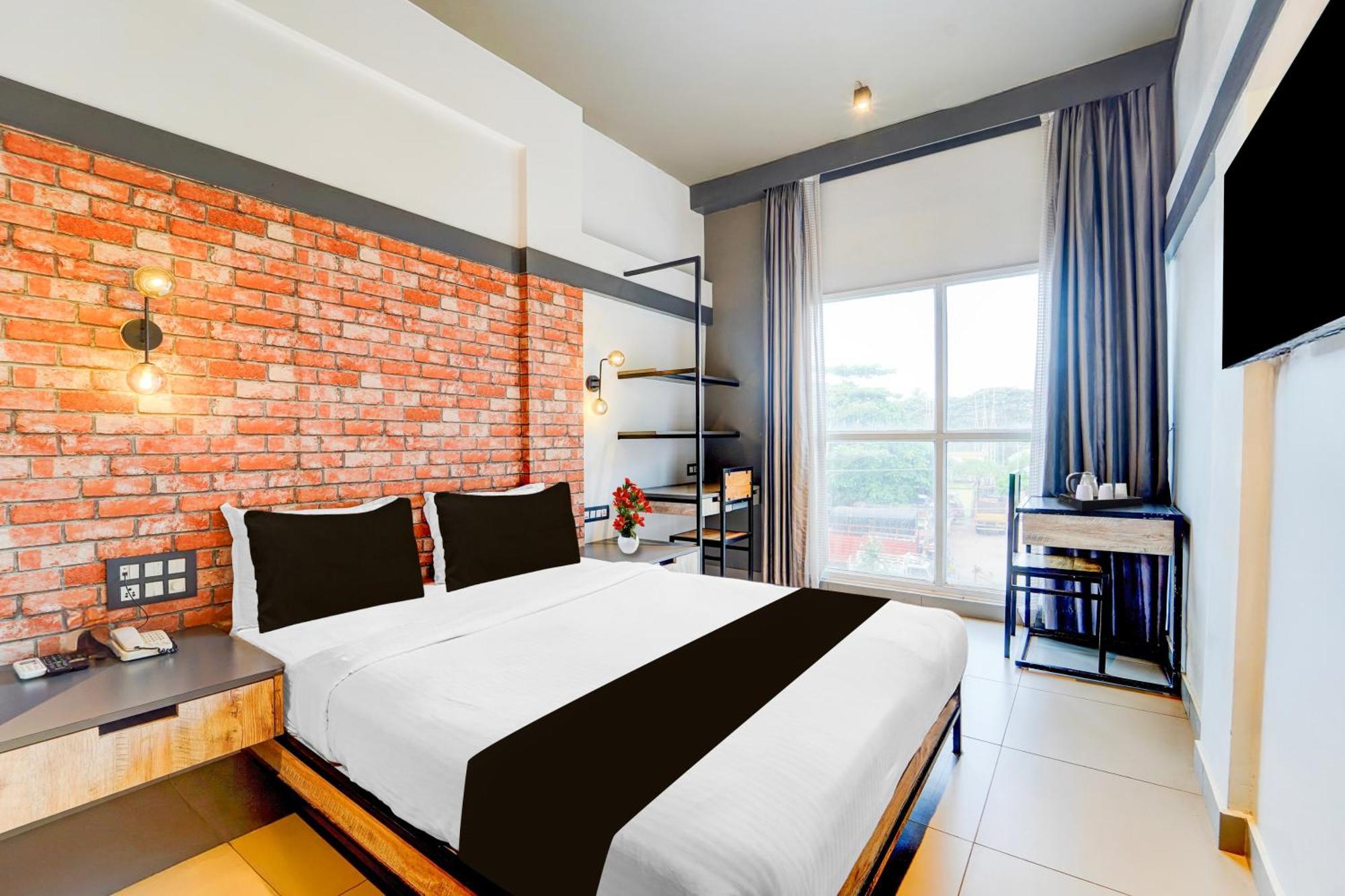 Super Townhouse Oak Hotel