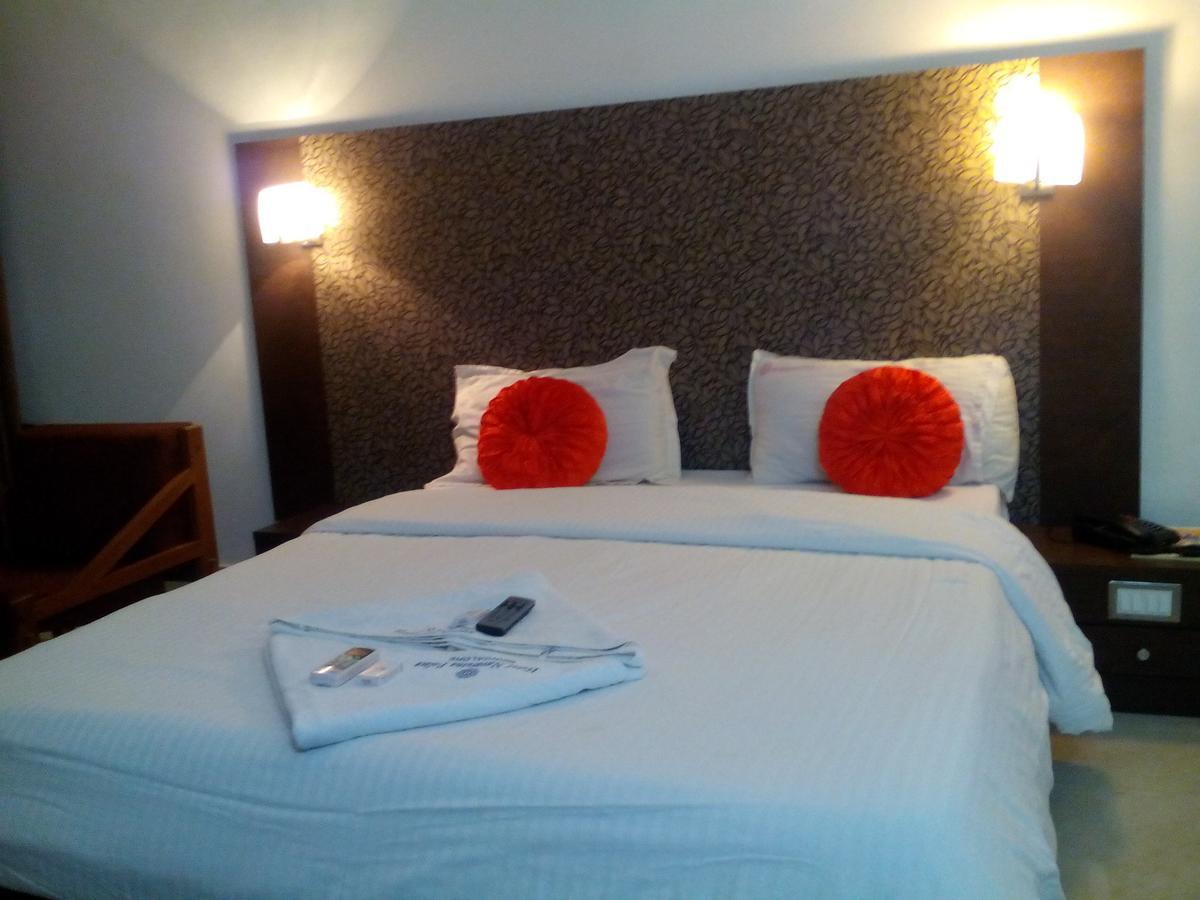 Navaratna Palace Hotel 3*